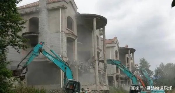 对于云南大理55栋高尔夫别墅被拆除一事,你有何看法?