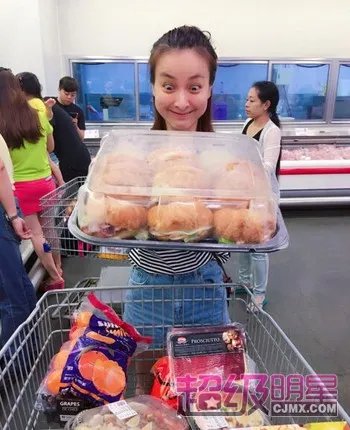 吴昕素颜逛超市 自称超市治愈系
