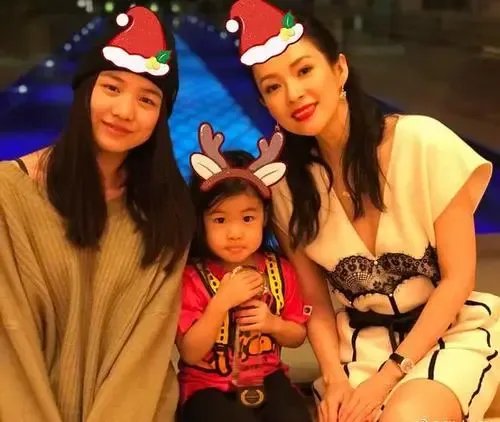 章子怡晒全家为继女庆生,你看好她现在的家庭吗?