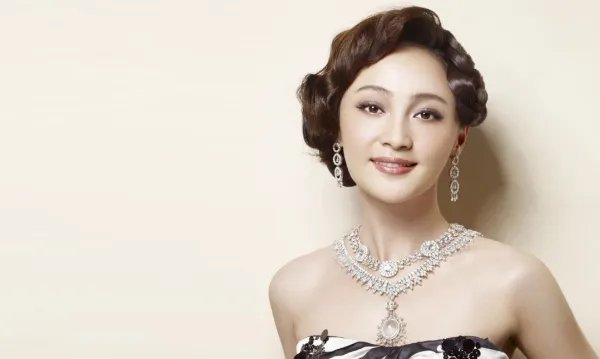 姚笛与老公现身街头，手牵手甜蜜出行感情稳定，两人的感情出现了什么危机？