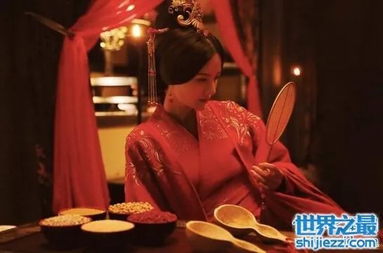 张芷溪整容前后对比照片,面部整容疤痕清晰可见