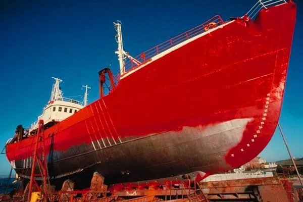 轮船底部涂抹底漆的原因是什么