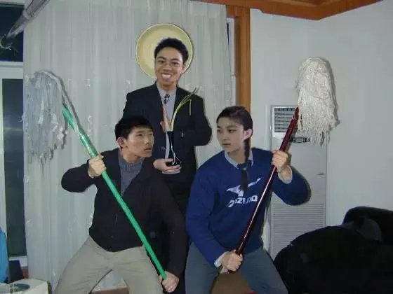 还记得当年的龅牙哥和茫然弟吗？那些表情包是我们满满的回忆！