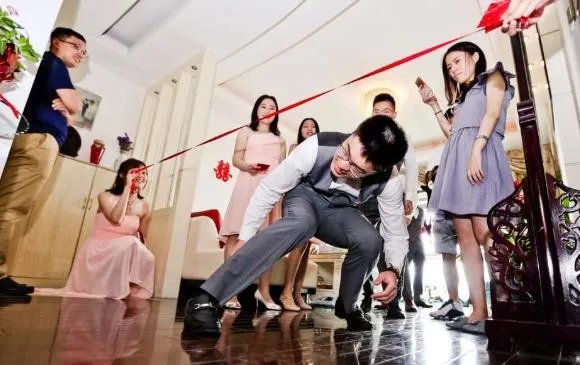 好玩的9个接亲堵门游戏有哪些 为难新郎的问题有哪些