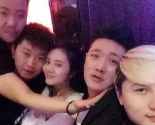 主持人田源被曝出轨照片 夜店激吻女生网友难接受