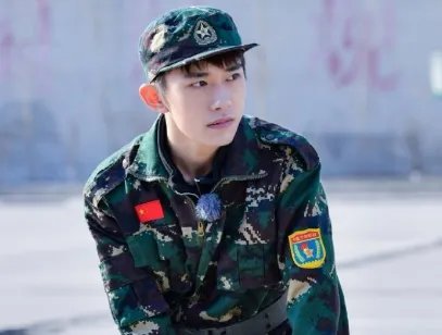 易烊千玺照片登初选合格证，眼神坚定，这是千纸鹤的骄傲吗？