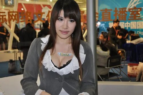 【跟踪】梦情女秘书“毛毛”现场走秀（多图）