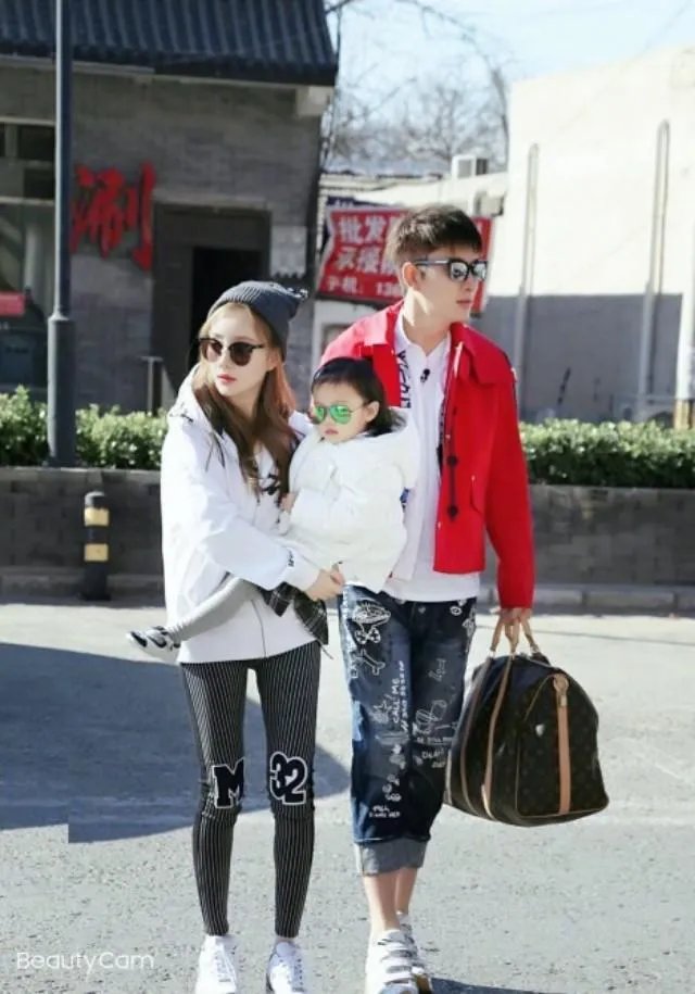 李小璐贾乃亮被拍到离婚后首次合体,你怎么看?