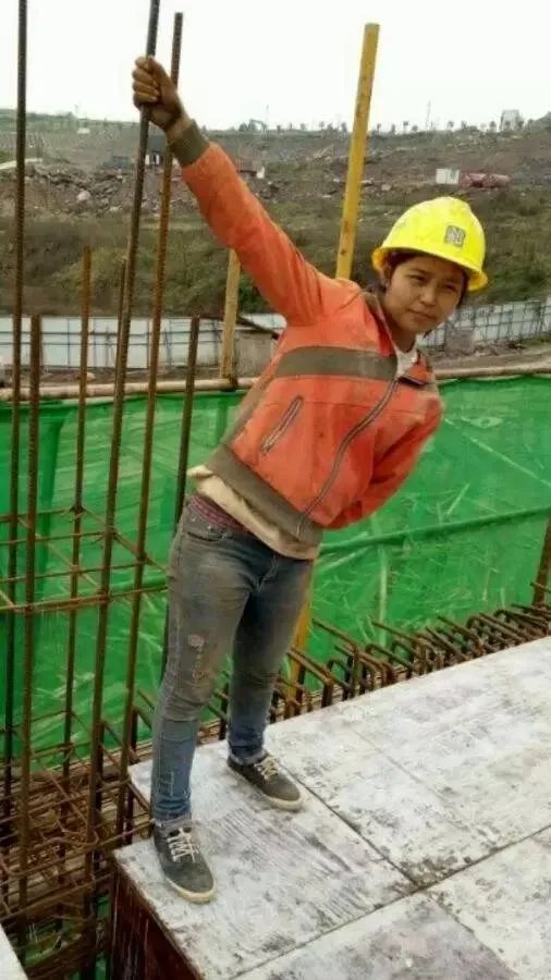 这位20岁工地女孩自拍，震惊了所有男人！！