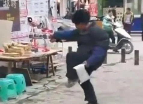 老人斗舞式文骂怎么回事 现场画面曝光实在是可爱了