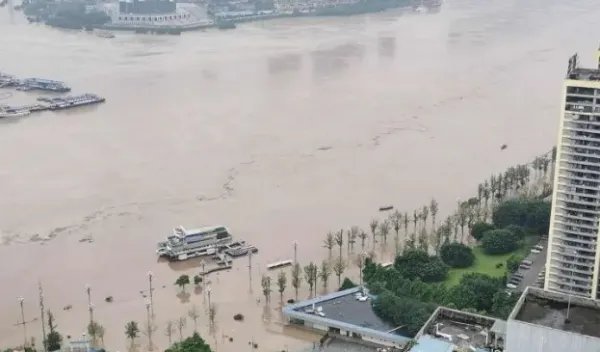 洪水漫上重庆主城,现场的情况是什么?