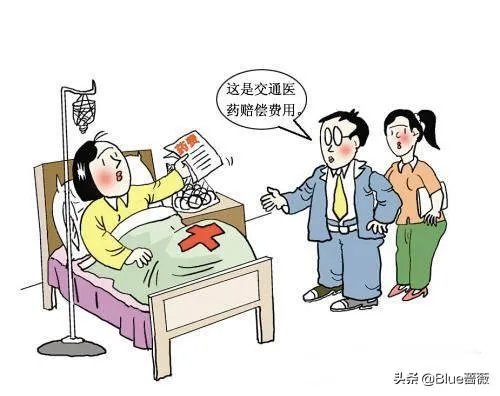 我爸开车正常行驶,后面有人骑摩托车追尾成重伤,要求我家赔偿全部医药费,责任该如何划分?