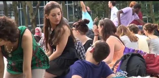 美女街头坐路人大腿 下幕让人笑尿（图）