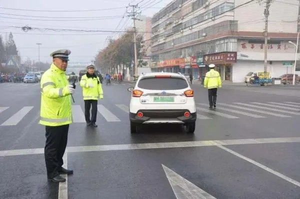 大雪中被冻成雪雕交警是个帅小伙，你觉得这样的交警帅不帅？