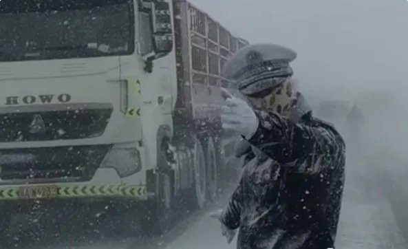 大雪中被冻成雪雕交警是个帅小伙,冻成雪雕的照片代表了什么?
