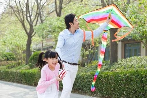 如何看待父亲为火车上铺的女儿搭防护网这件事?