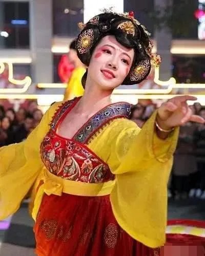 大唐不夜城的不倒翁如此火的原因是什么？