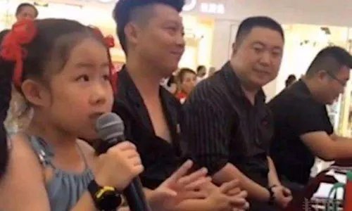 关于8岁童星当比赛评委一事，其经纪人是如何回应的？