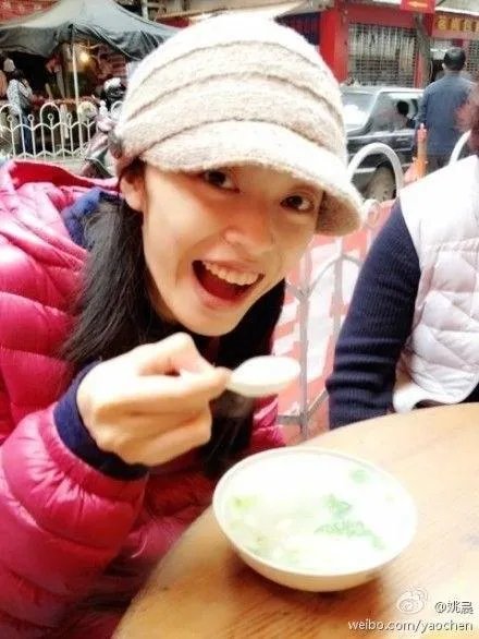 有哪些明星接地气不修边幅吃路边摊被抓包?