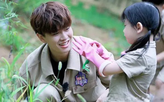 任嘉伦老婆和宝宝的照片 妻子聂欢一家三口全家福