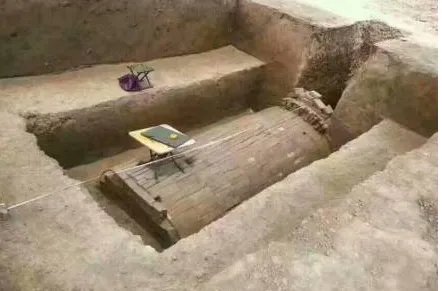 西安一大学现古墓学生半夜不敢上厕所是怎么回事？