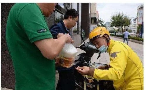 廊坊外卖小哥因无力挽救患病妻女被急哭，现代人的生存压力有多大？