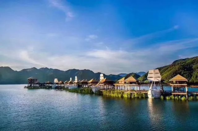 如何看待游客悬崖自拍跌落事件？