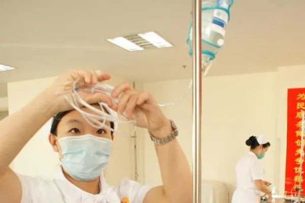 武汉12岁女童患感冒接受输液后不幸身亡,是谁的责任?