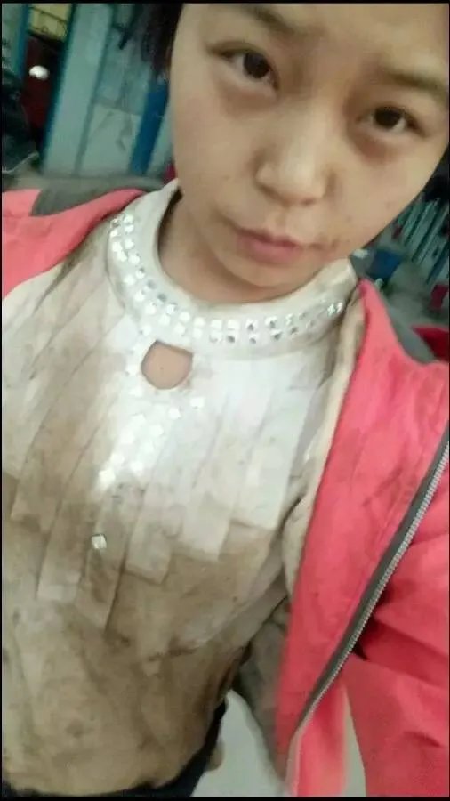 这位20岁工地女孩自拍，震惊了所有男人！！