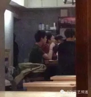 有哪些明星接地气不修边幅吃路边摊被抓包?