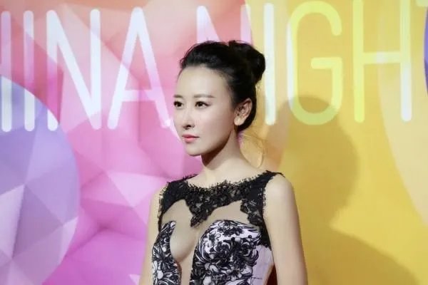 前有歌手曾轶可机场事件，后有演员刘露火车站事件，这些艺人到底怎么了？