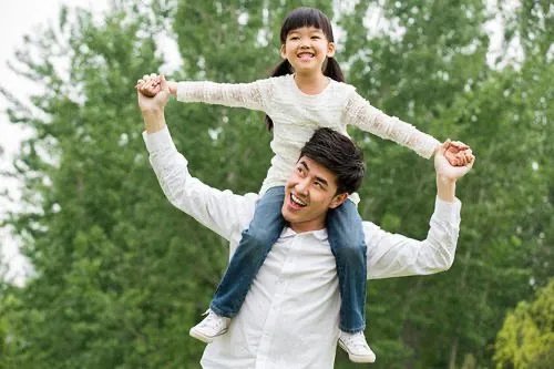 如何看待父亲为火车上铺的女儿搭防护网这件事?