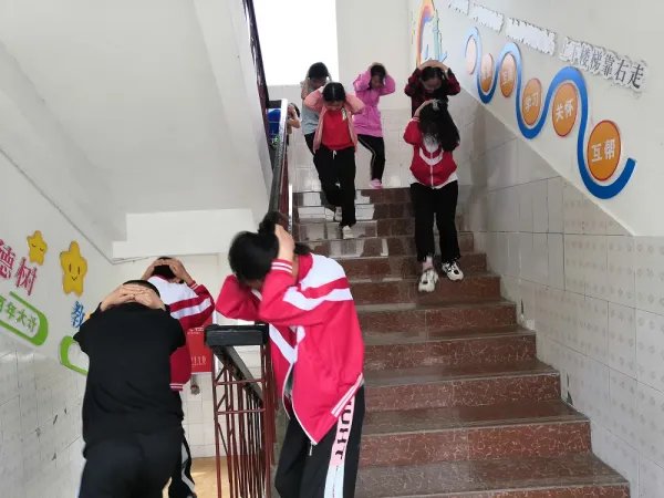 雅安再次发生强烈地震，造成当地震感强烈，这还是当年的余震吗？