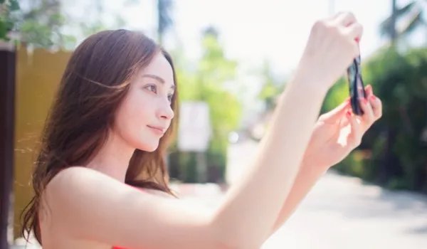 姚笛与老公现身街头，手牵手甜蜜出行感情稳定，两人的感情出现了什么危机？