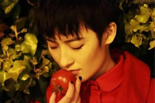 前有歌手曾轶可机场事件，后有演员刘露火车站事件，这些艺人到底怎么了？