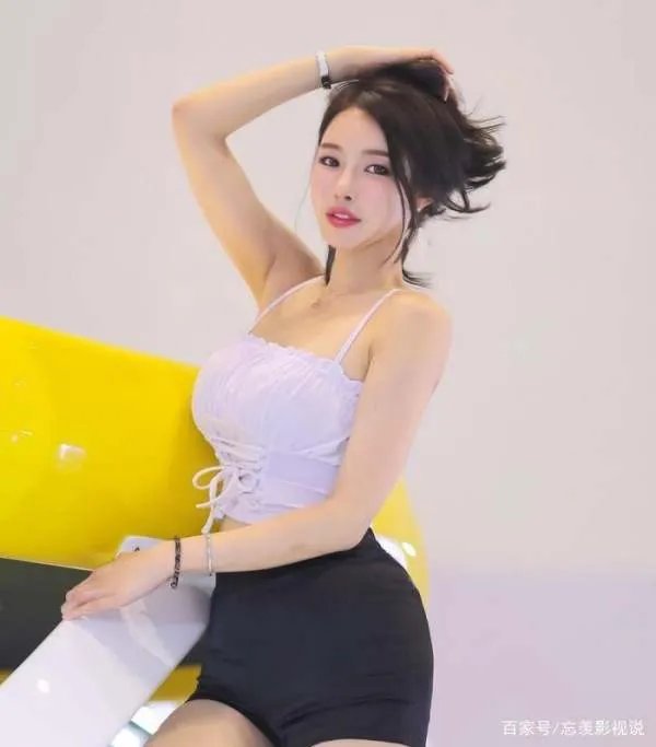 三十五岁韩国美熟女突然走红,丰满身材让韩国网友欲罢不能,你怎么看?