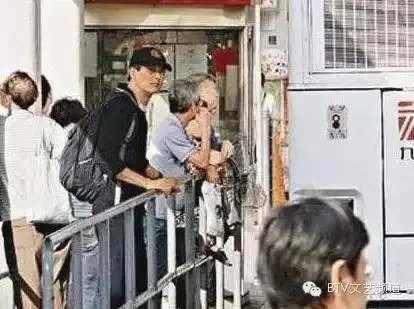 有哪些明星接地气不修边幅吃路边摊被抓包?