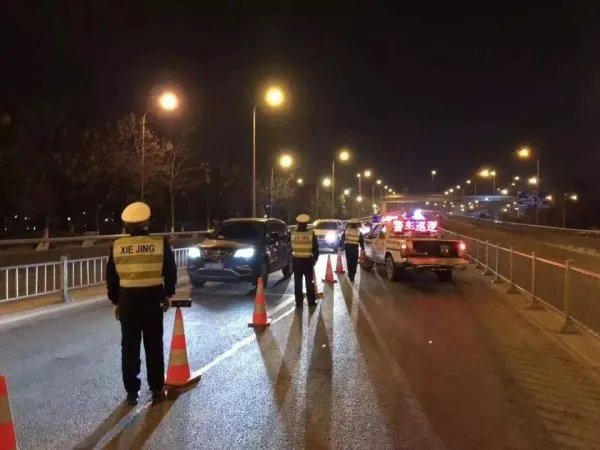 1桌人街边吃宵夜被车辆撞飞，肇事者为何这么做？