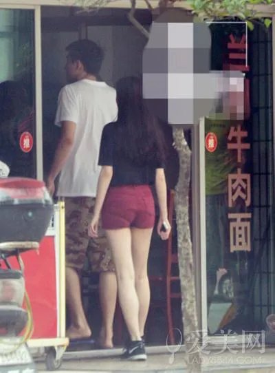 有哪些明星接地气不修边幅吃路边摊被抓包?