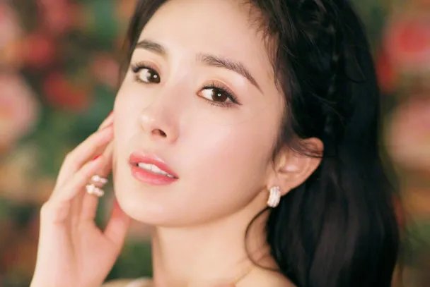 杨幂米兰时装周的时候,穿的那双银色懒人鞋是什么牌子的呢?