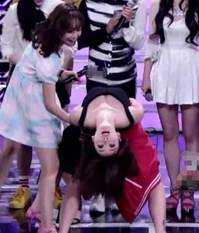 柳岩下腰走光：柳岩节目下腰惊呆众嘉宾（图）