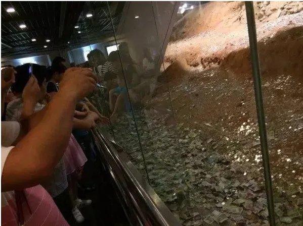 雷峰塔遗址被扔成钱山?