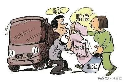我爸开车正常行驶,后面有人骑摩托车追尾成重伤,要求我家赔偿全部医药费,责任该如何划分?