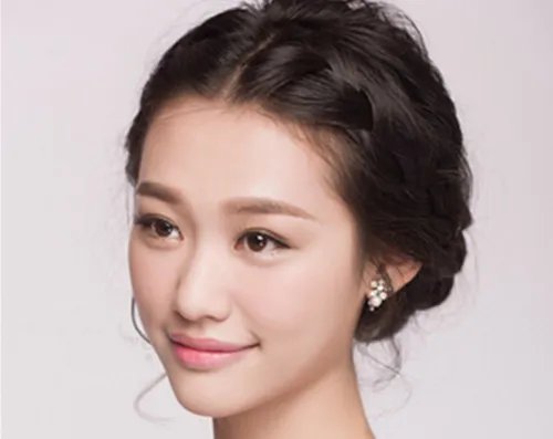 甜美可爱新娘发型图片欣赏 2017流行的新娘发型搭配推荐