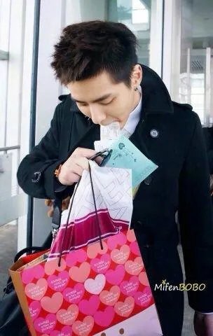 有哪些明星接地气不修边幅吃路边摊被抓包?