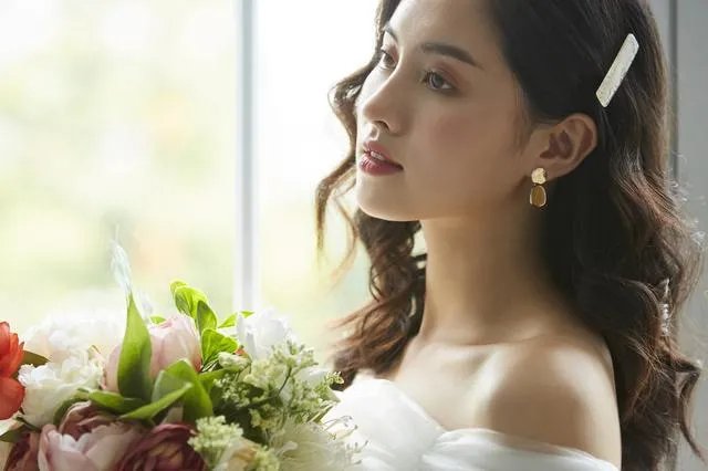 “女人要懂：爱一个人别急着付出，先看看那个人值不值得”怎么看？