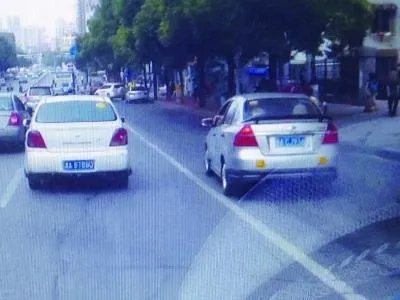 孩子车窗抛物父亲立即下车捡回，如何评价父亲的做法呢？