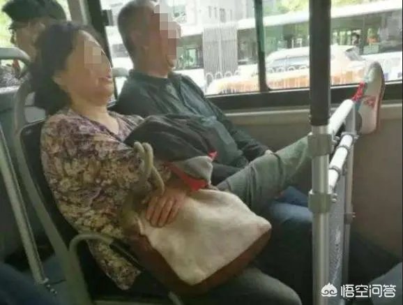 大妈错过车拦公交12分钟，早高峰该不该禁用老年公交卡？