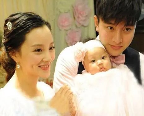 李小璐女儿满月照曝光 千呼万唤露真颜