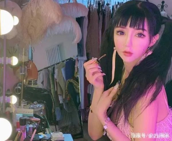 章泽天豪宅新女主晒性感写真博眼球，脸太奇怪被调侃女版刘梓晨，为什么？